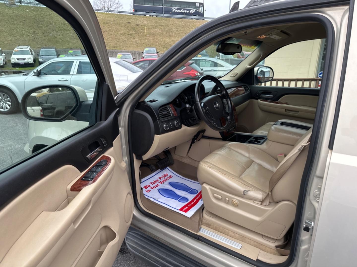 2007 Gold Chevrolet Suburban LS 1500 4WD (3GNFK163X7G) with an 5.3L V8 OHV 16V FFV engine, 4-Speed Automatic Overdrive transmission, located at 5700 Curlew Drive, Norfolk, VA, 23502, (757) 455-6330, 36.841885, -76.209412 - Photo#5